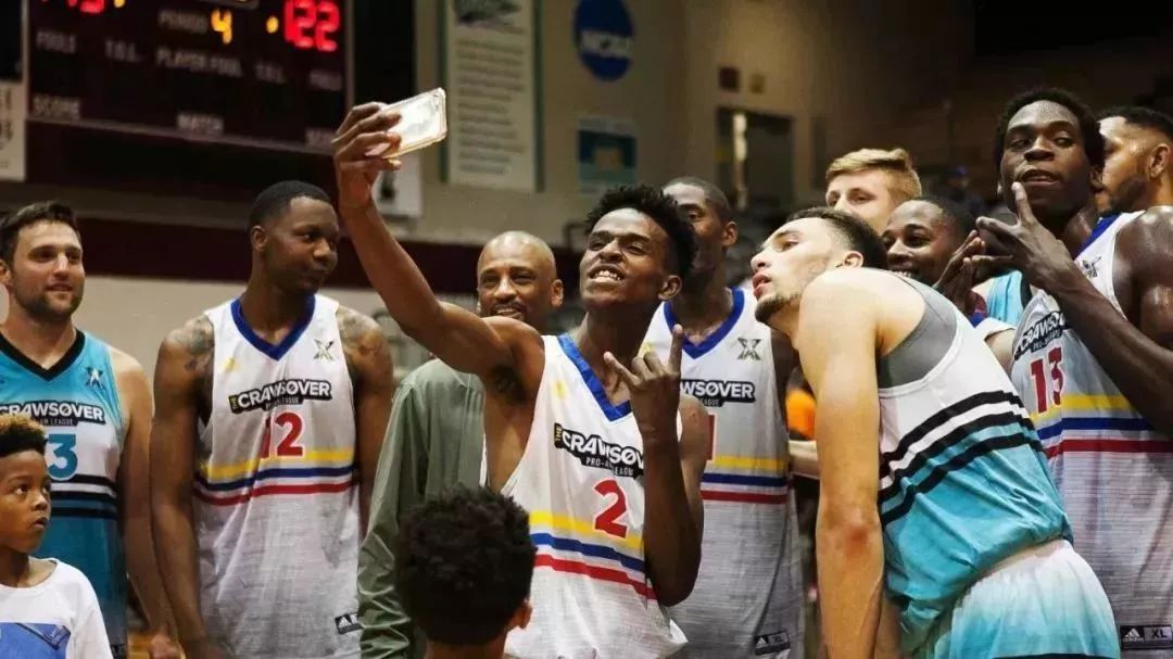 一位优秀的有二十多年教学经验的篮球教练到我校指导